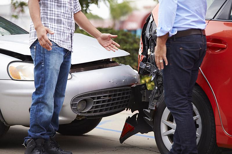 Diskussion über einen Autounfall