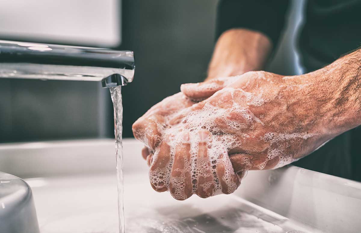 Hände, die gewaschen werden
