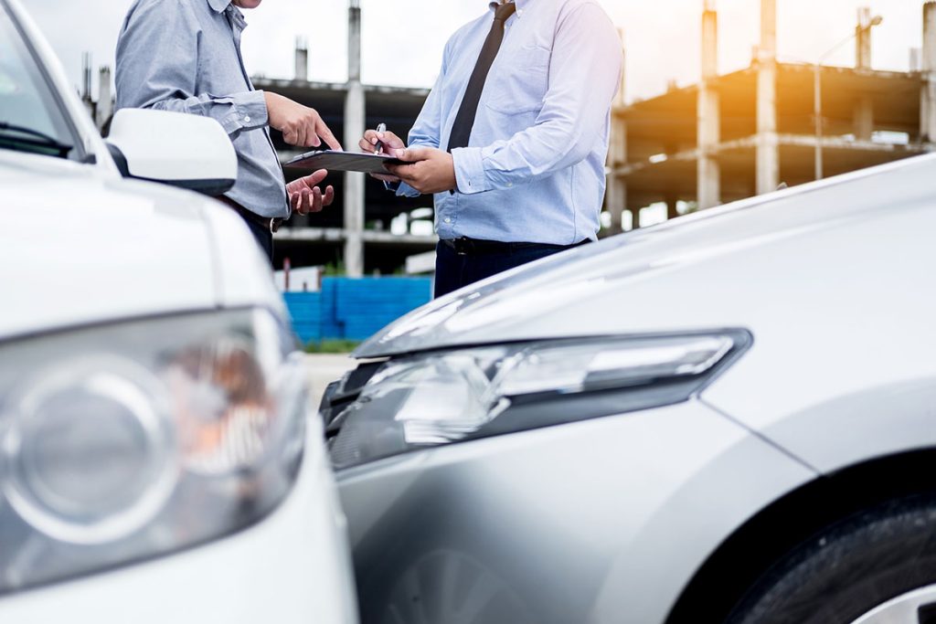 Ein Auto kollidierte mit einem andern Fahrzeug und Sachverständiger nimmt gerade die Daten auf