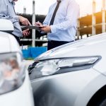 Ein Auto kollidierte mit einem andern Fahrzeug und Sachverständiger nimmt gerade die Daten auf