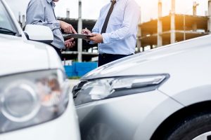 Ein Auto kollidierte mit einem andern Fahrzeug und Sachverständiger nimmt gerade die Daten auf