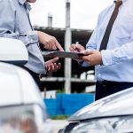 Ein Auto kollidierte mit einem andern Fahrzeug und Sachverständiger nimmt gerade die Daten auf